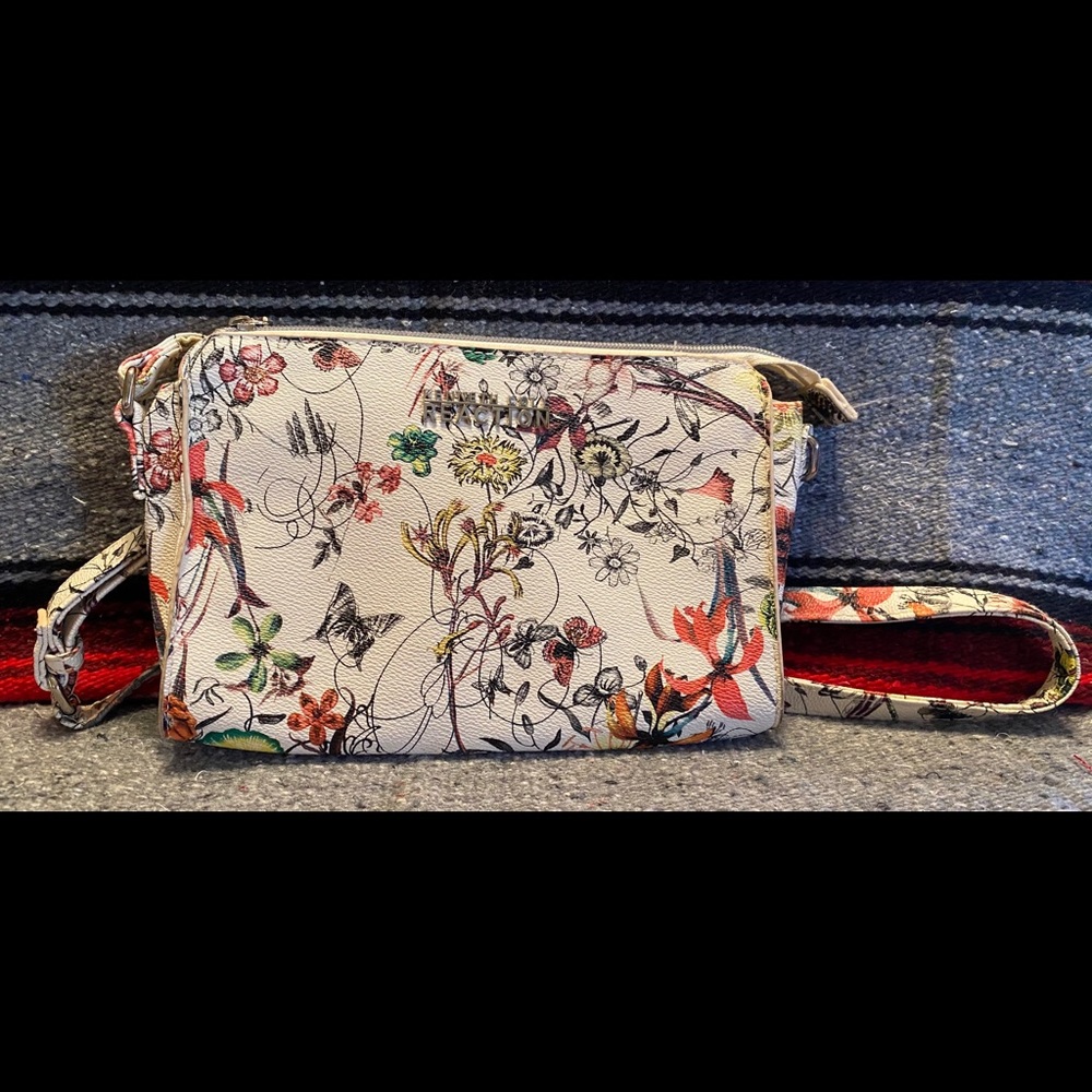 NWOT Kenneth Cole Reaction Crossbody Purse